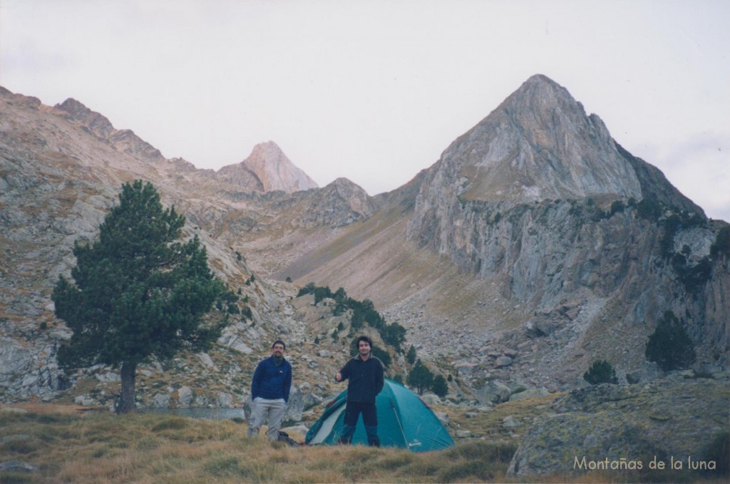 Jesús y Joaquín acampando cerca del Ibón de La Renclusa o Paderna